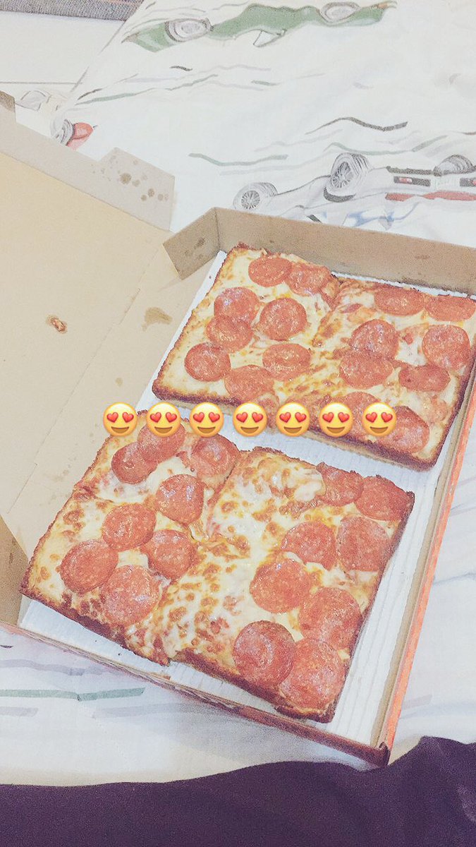 MedellinJosee's tweet photo. Ya se por qué estoy solo, por gordo. 💔🌚😭 @littlecaesars #LittleCaesarsDurango #DeepDeepDish https://t.co/qTwz98BIuG