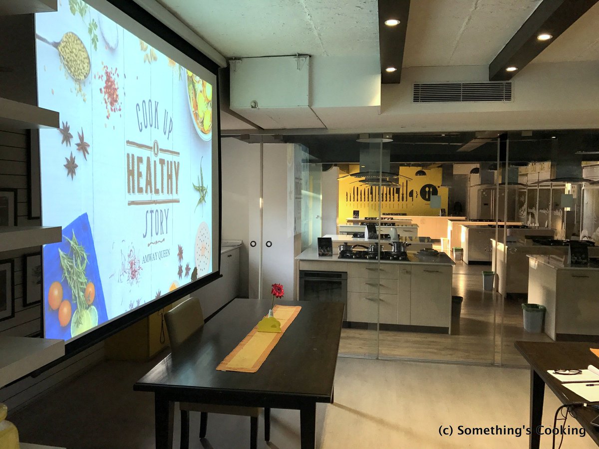 SomeCooking's tweet photo. @amwayindia @Amway over 200 distributors get their first hand experience of the Queen in the best culinary studio in India https://t.co/lXlC5YObDd