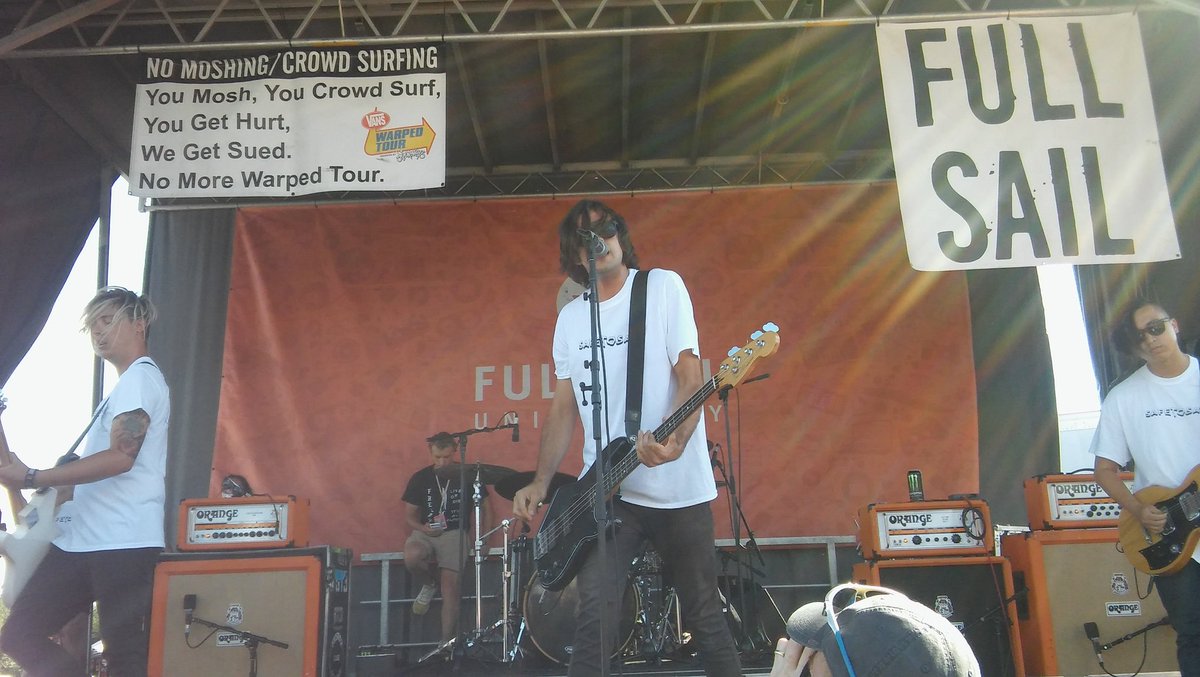 punkrockgoose's tweet image. @withconfidence_ happy one year with @hopelessrecords guys! Can't wait to see what else is in your futures! 💜