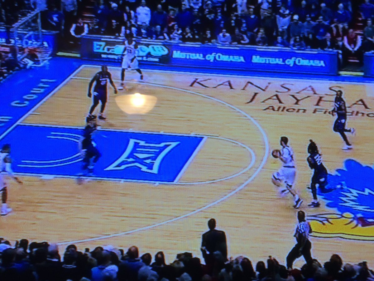 TylerDreiling's tweet photo. Dribbles between here and his shot: Zero.
#kstate #kubball https://t.co/veorR1F618