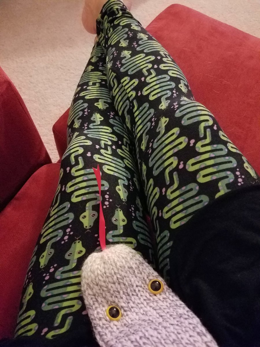 miss_nancy_rose's tweet photo. I love when it's cold outside, especially when I can wear my snake scarf and snake leggings #50iscoldforsandiego #iwanttocuddle https://t.co/j0M2j6wX1Z