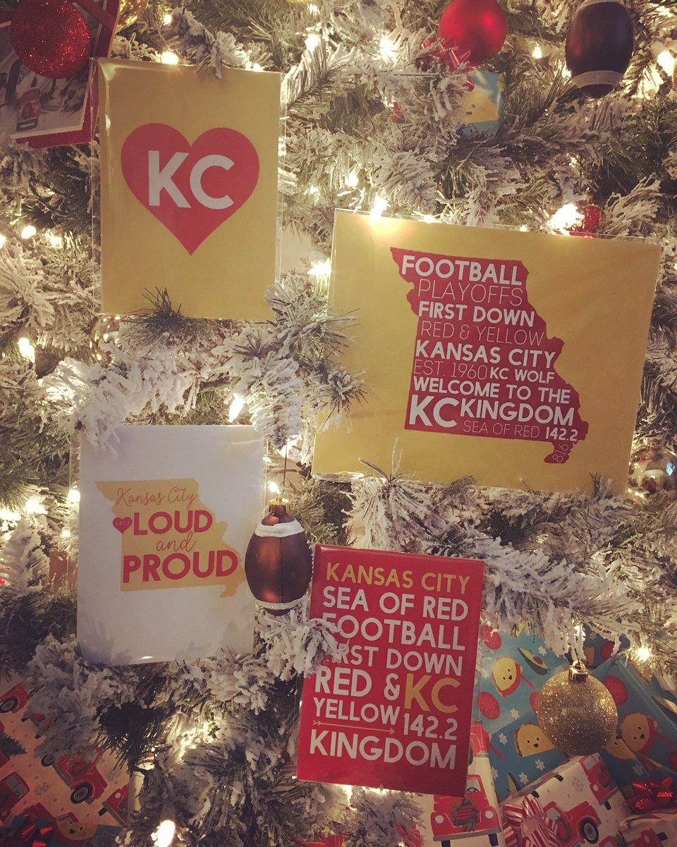 AmandaTrouba's tweet photo. This week keeps getting better! Our Chiefs prints will be available at #Hallmark in Lee's Summit starting this Sunday! #KansasCity #kcmaker https://t.co/qm6Um6cYN4