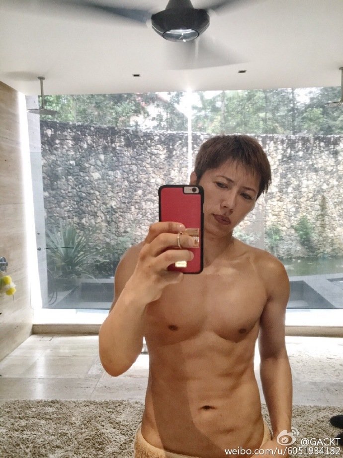 Dear Lovers En Twitter Gacktさん微博更新 訳 今日は朝からゆっくりトレーニングした 胸の筋肉がまた少し大きくなっただろ 新しいトレーニング方法が効いてるのかもしれないな T Co fj4nva8m Gackt