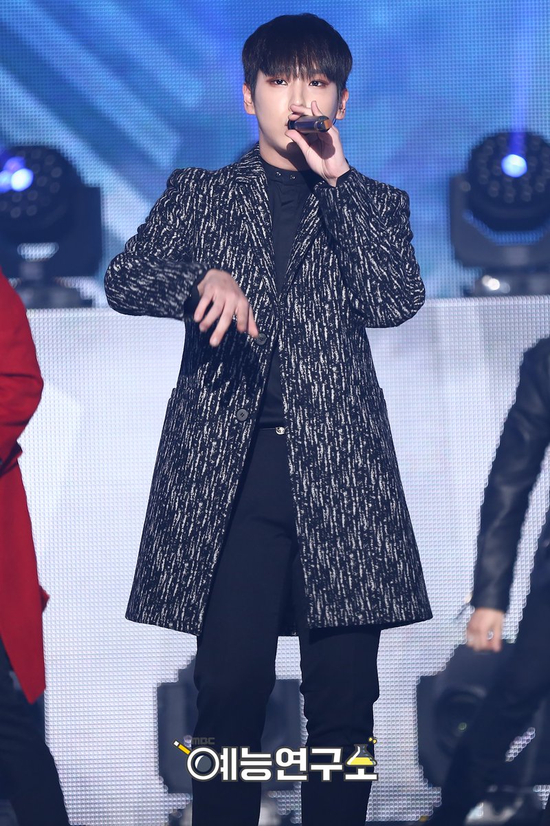 MBC_entertain's tweet photo. 올해도 B.A.P와 함께 하세요❗️사랑합니다 💕
161224 #쇼음악중심 #음중 #BAP #비에이피 #SKYDIVE @BAP_Fanstaff
📷 ☞ https://t.co/Iwe9vGtX1c https://t.co/AHDISwDldk