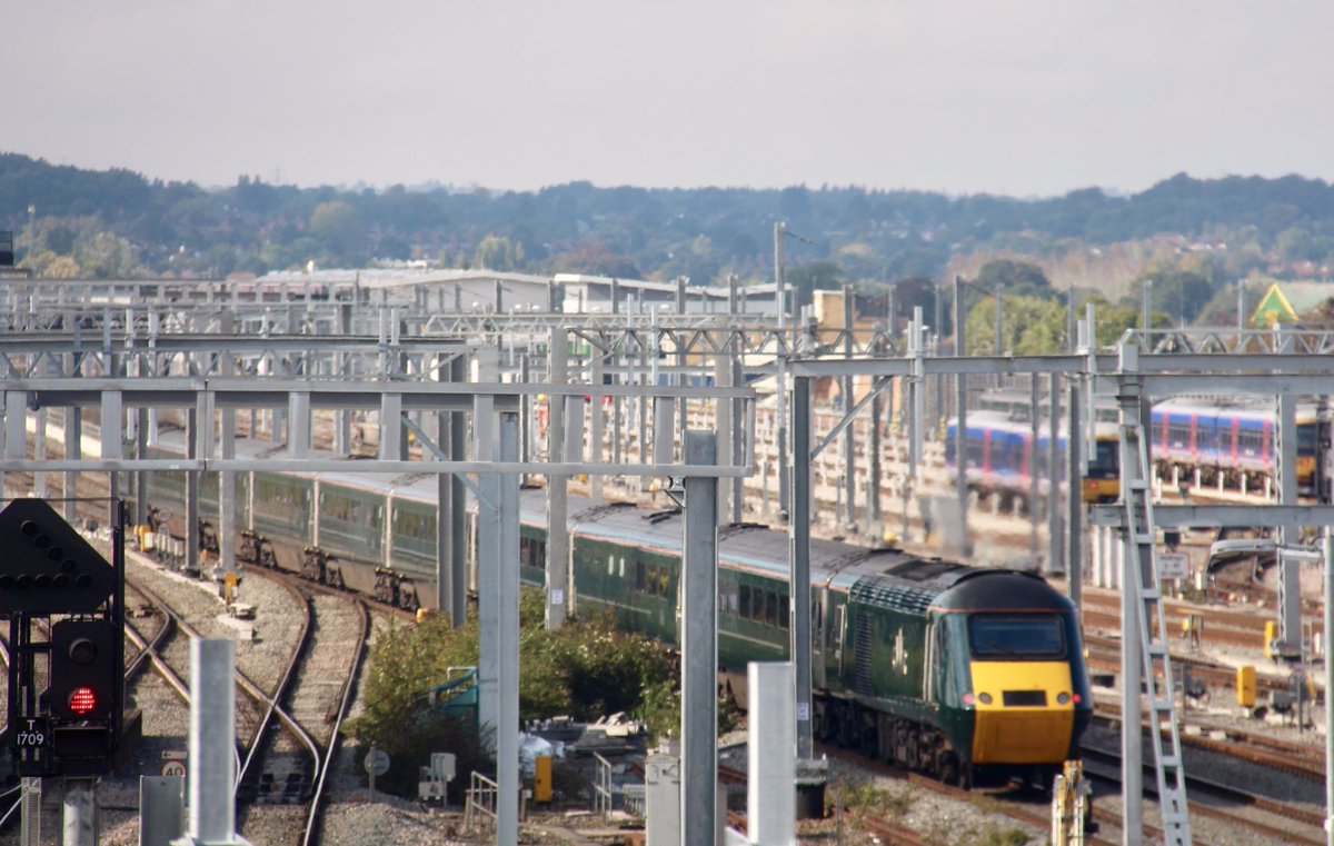 HiPa125's tweet image. So, 2017 is finally here &amp;amp; the beginning of the end of the iconic #HST on the #GWML. GWRs Penzance-bound Cornish Riviera service at Reading
