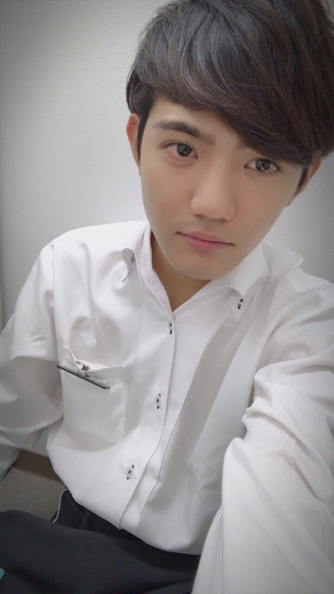 ro_ance's tweet photo. バイト休憩に自撮り(笑)
イタリアン感出そうかと思ったけど、無理だった！
最近外配ばかりさせられている。
時々知り合いいて恥ずかしいな〜〜(笑)
基本ホールだけど、最近ハンディーなれて調子乗ったら卓番ミスで注意された(笑)
バイトまだ続いてるの⁈って良く言われるけど自分もびっくり https://t.co/1Gh3x9Bit3