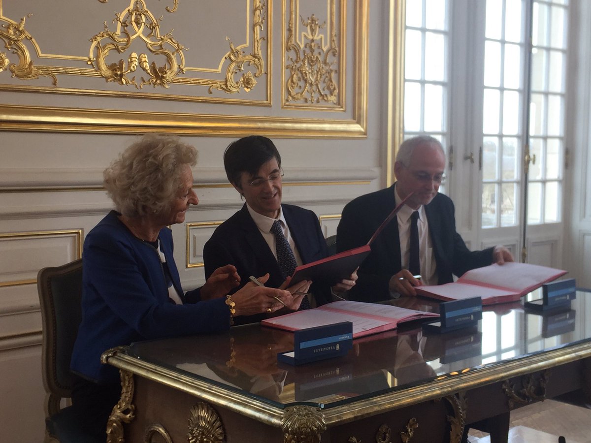 AnnickBouquet's tweet photo. Signature renouvelée convention avec @CapMariage et @NotairesParIDF avec @Versailles  afin d'accompagner les couples pour un mariage réussi https://t.co/1RJB0XC8aQ