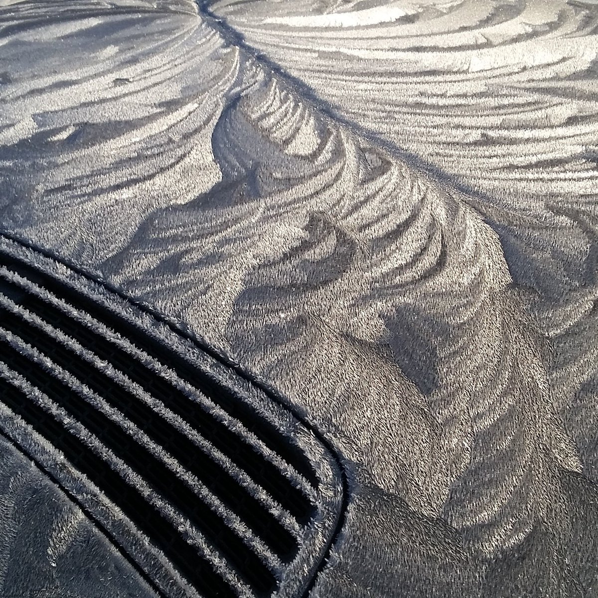 pinholeimages's tweet image. Beautiful ice patterns on my car!  Gone within an hour #icepatterns #WorcestershireHour