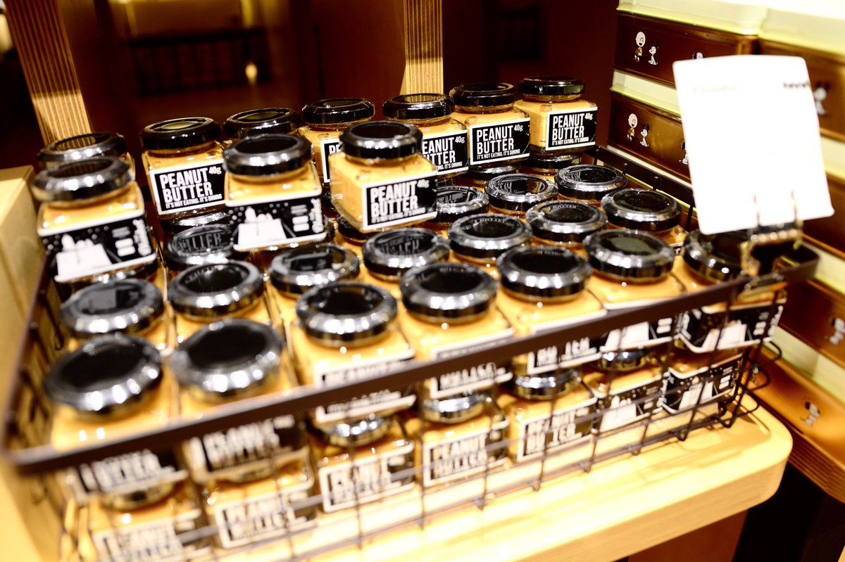 Ze 今思ったらお土産なんも買わんかったが ピーナツバター買っときゃ良かったかな カフェのお皿としても使われてた犬のエサ入れ風のスヌーピーディッシュ 可愛いな と 思ってたら1万するw無理w スヌーピー スヌーピーミュージアム