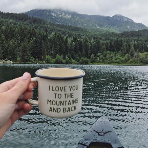 laus_rivers's tweet photo. Cuando te acuerdas de @lavecinarubia y sus #CosasDeBloggers cuando la gente no puede separarse de su taza ni en mitad de un lago. #Posturei https://t.co/qpQSrZDAET