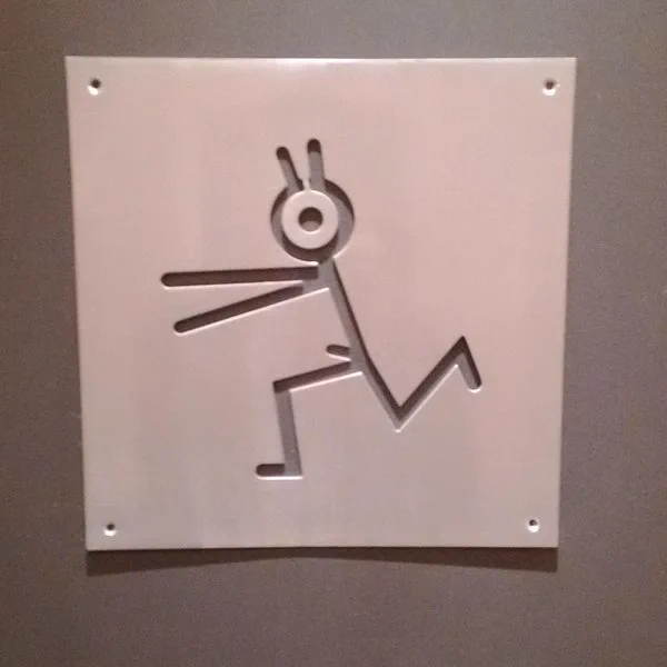 ドイツの映画館のトイレのマークが斬新すぎるｗｗ