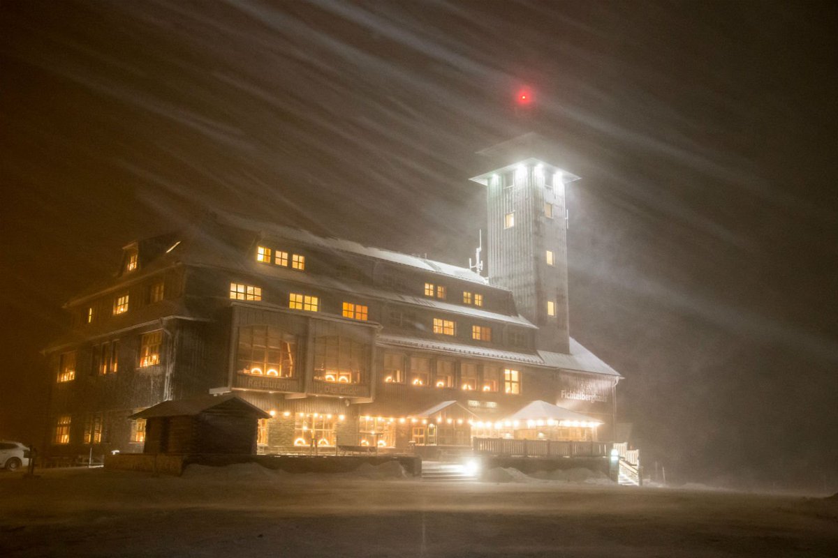 TheLocalGermany's tweet image. Storm blasts over Germany bringing floods to north, snow to south dlvr.it/N24xqQ