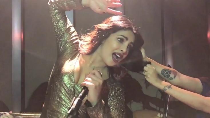CosmoIndia's tweet photo. Priyanka Chopra Took the Mannequin Challenge and ABSOLUTELY Nailed It: https://t.co/BDE6DO06G1 https://t.co/x7HJeHo805