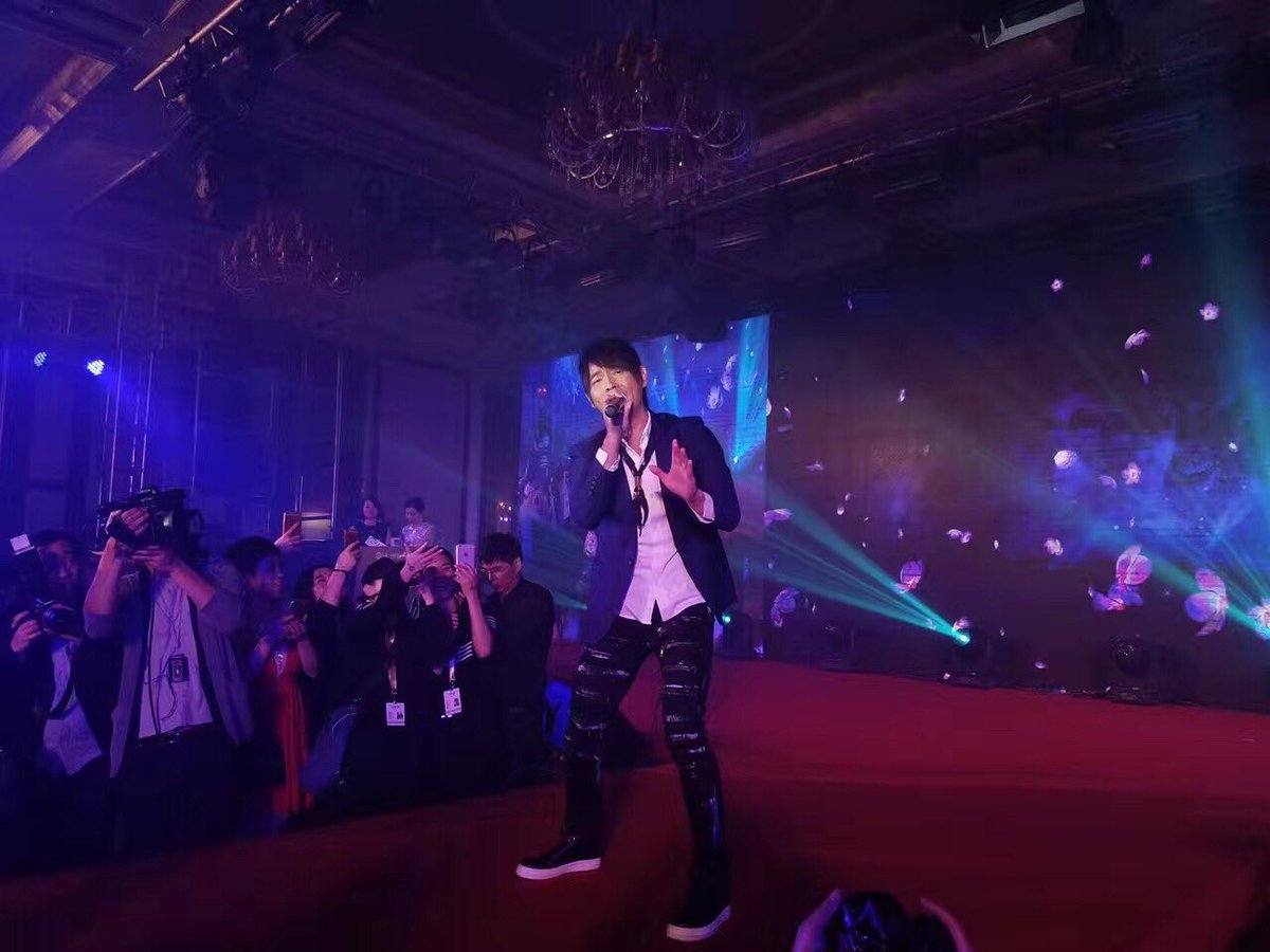 bell_liu1's tweet photo. 三里人家梦想起航年��现场 明星云集💓不仅有黄品源倾情演唱🎤香港著名演员何家劲还带上他圈中好友11位明星倾情做客三里年会现场❗️莫少聪、Alan、张耀扬、林国彬、卢惠光、姜皓文、吴廷烨、陈宝辕、黄迪基、吴启华、何启南等众一线影视歌三栖明星与代理一起享受狂欢气氛💃共同见证梦想的力量💪 https://t.co/OOwo5i9GUC