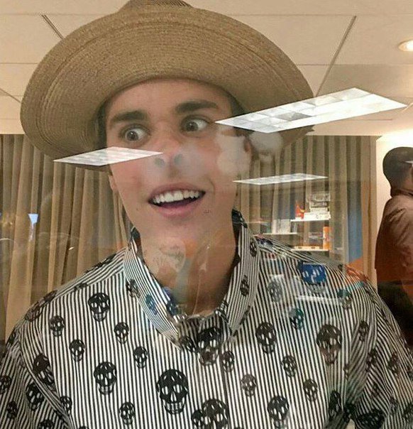 BGluhih's tweet photo. @justinbieber lol haha https://t.co/zydKqfhMkW