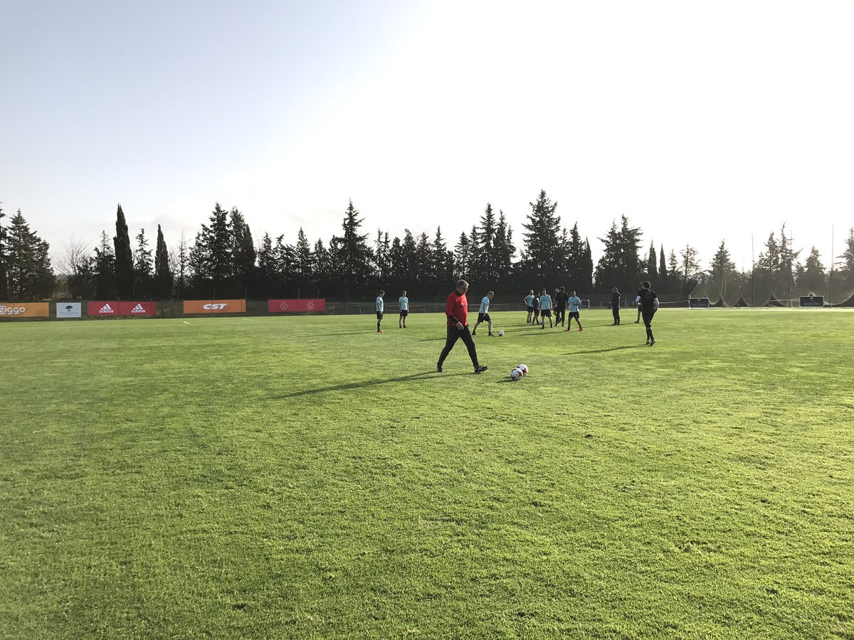 AFCAjax's tweet photo. Heerlijk zonnetje bij aanvang van de ochtendtraining in Alcantarilha! #trainingskamp ☀️🇵🇹 https://t.co/RmRqGT6rEy