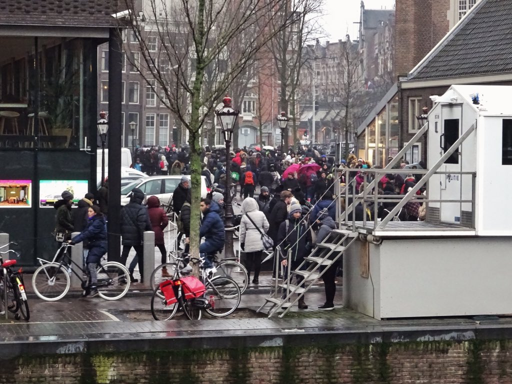 VerraadAnne's tweet photo. Dikke rijen bij het Anne Frankhuis. Koop je kaartjes online mensen, kun je zo doorlopen. https://t.co/FBe3cTlgz8