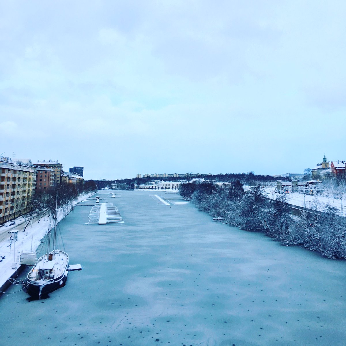 byroberteklund's tweet photo. #walkbyshooting #walkbyshootings #photography #stockholm #sweden #bridge #viewfrombridge #view #outdoor #ice #frozen #nature #cloudy #winter https://t.co/O9jvKc5JSe
