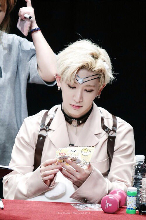 pics_wonho's tweet photo. 🐰 Wonho with chokers 🐰

#몬스타엑스600일 
#600DayswithMONSTAX 
#MX600DAYS 
#TeamMonstaX 
#SOOMPIAWARDS https://t.co/3MbS6T5uuk