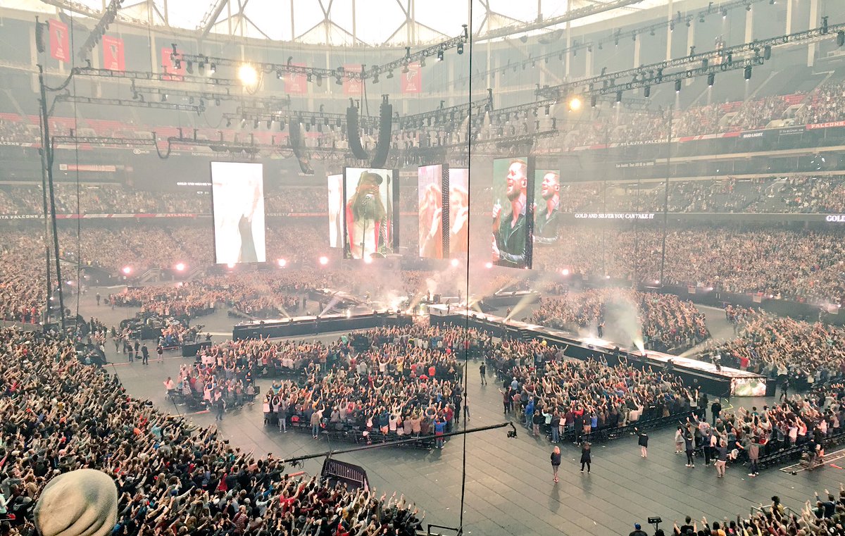 natalie_hogle's tweet image. "If you want a heart abandoned, just lift your hands" 
*whole arena lifts hands*
I am truly speechless. God is so good!