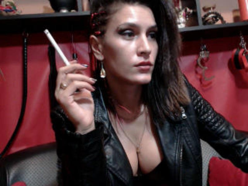 EvilMissElectra's tweet photo. I want an ashtery...NOW @Fetishgalaxy https://t.co/iZiZHqCgRM https://t.co/Y1OeOxlYM5