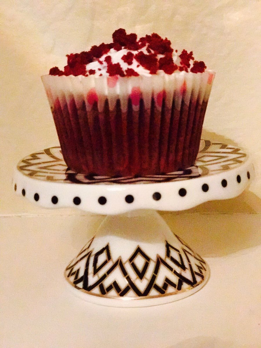 AxS6's tweet photo. @Alana_Spencer_  inspired by Alana 2get back to my love of baking! #cakeboss #apprentice  #OneStepCloser #CupCakes https://t.co/LdnFU1Oqpn