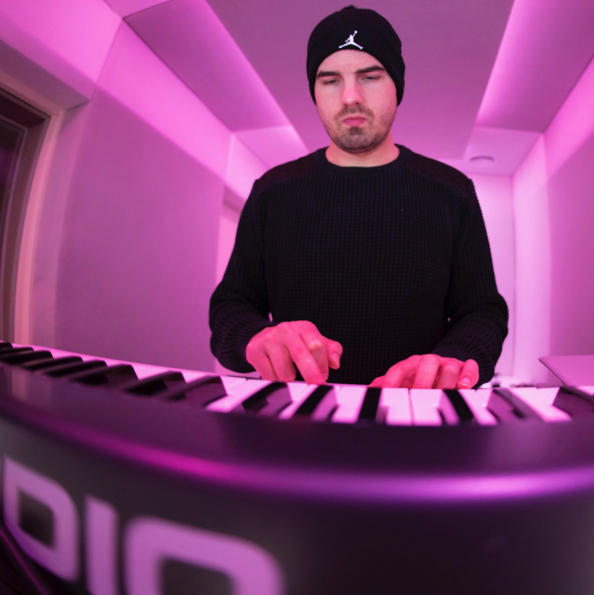 Moombahteam's tweet image. My fingers are playing what my mind is saying #creatingmusic #studio