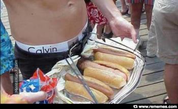 exsetero's tweet photo. @Willian42154563 @LasMaricasDicen @wermo75 @JLNGE @conniefracasada @RojoFurioso14 @CRAIS27 @DeVersalles  catering para las  #hambrientas https://t.co/wW59V2Fyuv