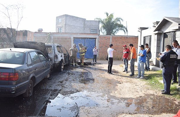 ElSoldeSnJuan's tweet photo. #Policía | #Flamazo #calcina camioneta y daña un auto → https://t.co/9ZCzNypGGU https://t.co/Y2oSHG2bQC