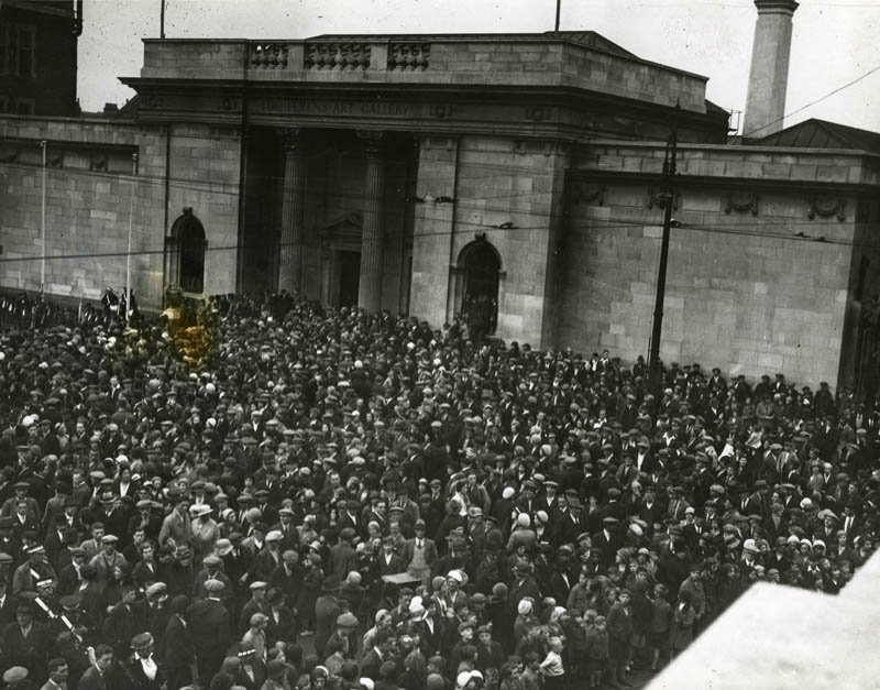 #MadeInHull crowds remind us of this photograph of poeple gathered outside Ferens for Wilberforce's centenary, 1933 <a href="/Hull_Museums/">Hull Museums</a> collection