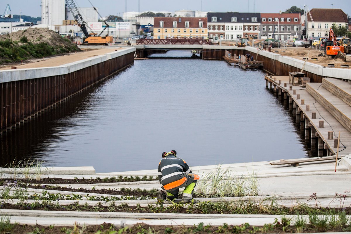 STORMFLOD: Se hvordan  bydelene #KøgeKyst og #Kanalbyen rustes til en fremtid med højere vandstande. #dkklima bit.ly/2izS7SO