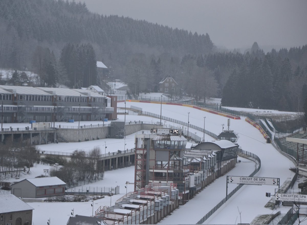 circuitspa's tweet photo. Au Circuit, 2017 a commencé sous la neige ❄️☃️ https://t.co/919qaDyMZX