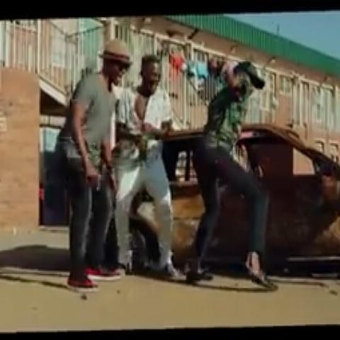 otsile09186235's tweet photo. 😂😂😂The smile on my face when Ricky Rick dance on S'getit #localislit 🔥🔥🔥 https://t.co/LSlyHh6Sfh