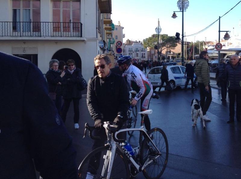 Nice_Matin's tweet photo. Sarkozy surpris en sens interdit par un policer sur le port de Saint-Tropez https://t.co/l0sKRZIS7C https://t.co/LFkqrAD1zA