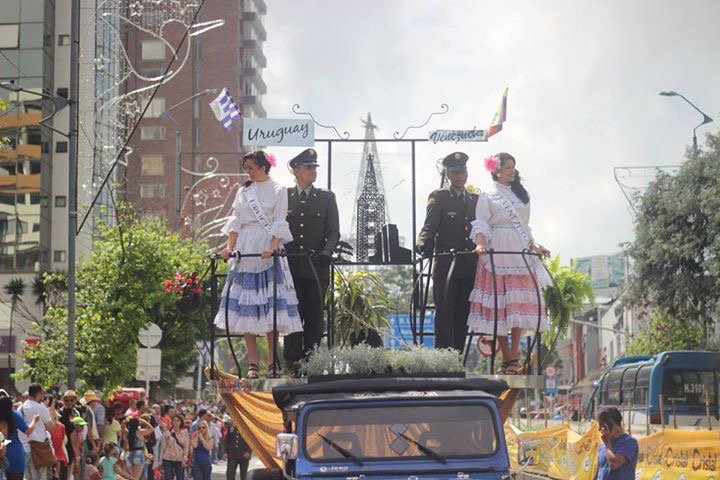 MissUruguay's tweet photo. Desfile en las calles de Manizales, as candidatas al Reinado Internacional del Cafe, evento dentro de actividades de la Feria de Manizales. https://t.co/Y4EY9DJMdS