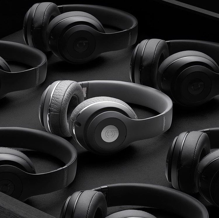 youdormant's tweet photo. #BeatsxAlexanderWang Studio Wireless headphones.
In dove gray with croc-embossed leather ear cups and polished accents. https://t.co/FDS6uLj8A8