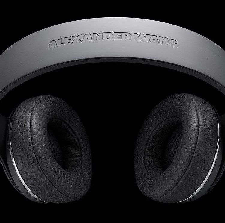youdormant's tweet photo. #BeatsxAlexanderWang Studio Wireless headphones.
In dove gray with croc-embossed leather ear cups and polished accents. https://t.co/FDS6uLj8A8