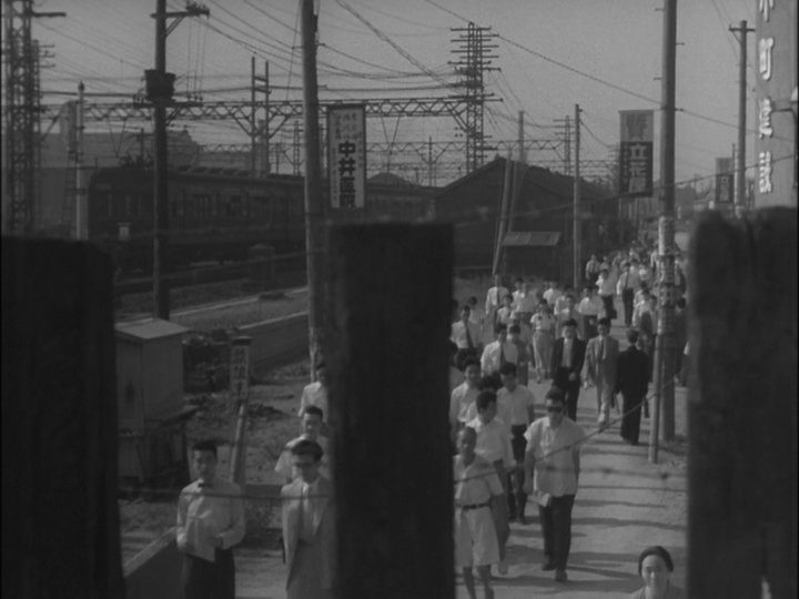 기요시의 〈도쿄 소나타〉와 오즈의 〈이른 봄〉ترجمة المنشور