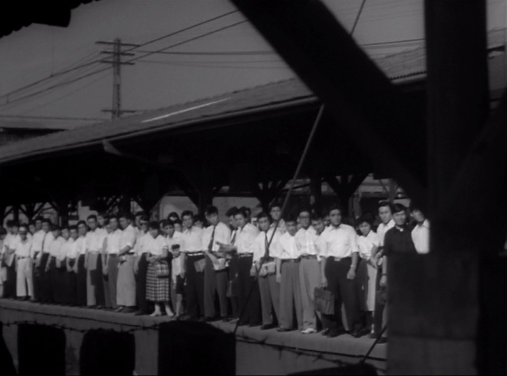 기요시의 〈도쿄 소나타〉와 오즈의 〈이른 봄〉ترجمة المنشور