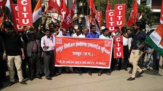 Trade Unions protest against #Demonetisation outside RBI office, Raipur, Chhattisgarh.
