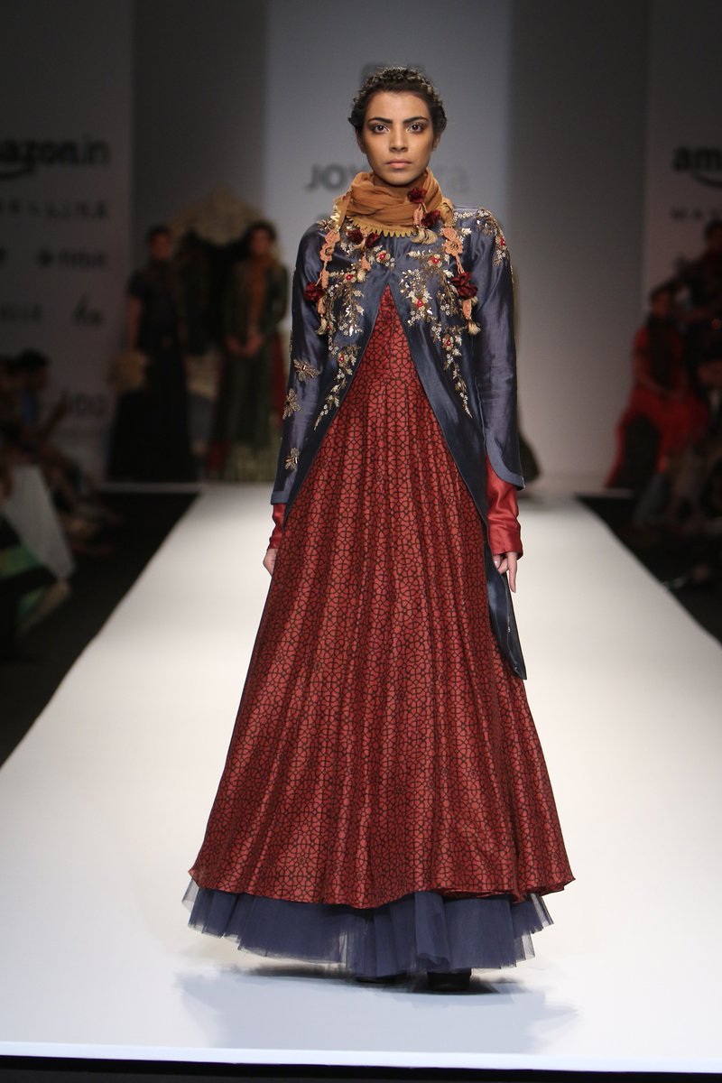 Beat #winterblues with loads of layering &amp; #silk #AW forecast by <a href="/joydesigns/">JOY MITRA</a> at @TheFDCI <a href="/AmazonFashionIn/">AmazonFashionIN</a> #aifw #elegance #style #fashion