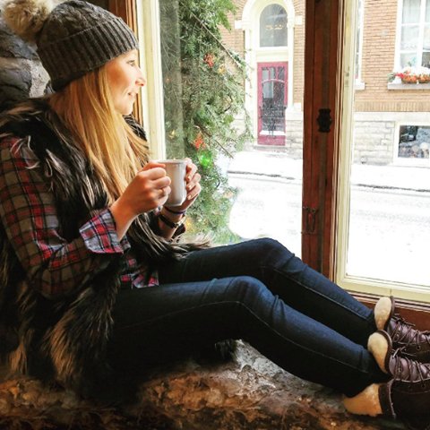 Venez siroter un petit Caribou et manger une petite palette de tire sur la neige avec nous!❄️ 📸 @erinmichele1214#VieuxQuébec #LaBûcheQc