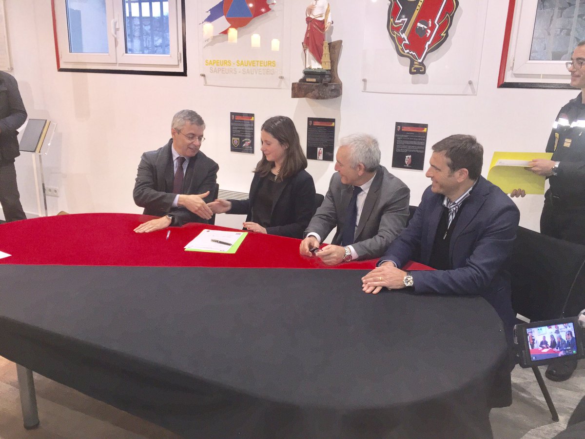 sis_2b's tweet image. Signature charte #cadetsécuritécivile et remise de tee-shirts #sdis2b et casquettes #uiisc5