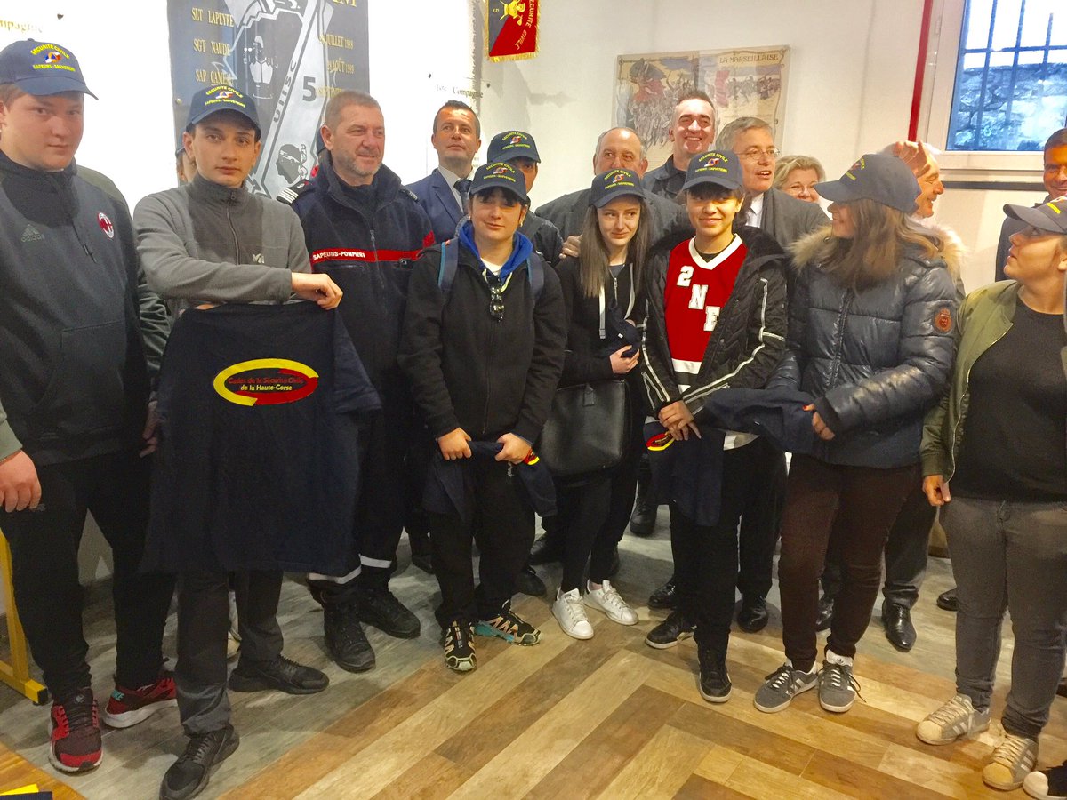 sis_2b's tweet image. Signature charte #cadetsécuritécivile et remise de tee-shirts #sdis2b et casquettes #uiisc5