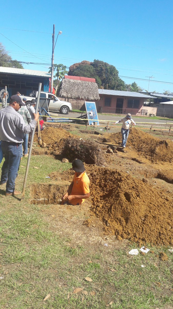 municriodejesus's tweet photo. Inician obras de Mejoras a la cancha Deportiva de Rio de Jesús, Con fondos del IBI. @SNDPMA https://t.co/LaIPxArmre