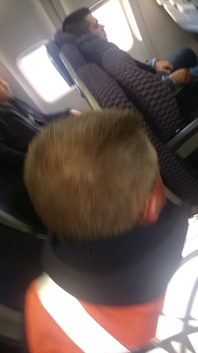 Réparation de l'avion avant le départ... :-) C'est beaucoup plus secure qu'en plein vol :-)