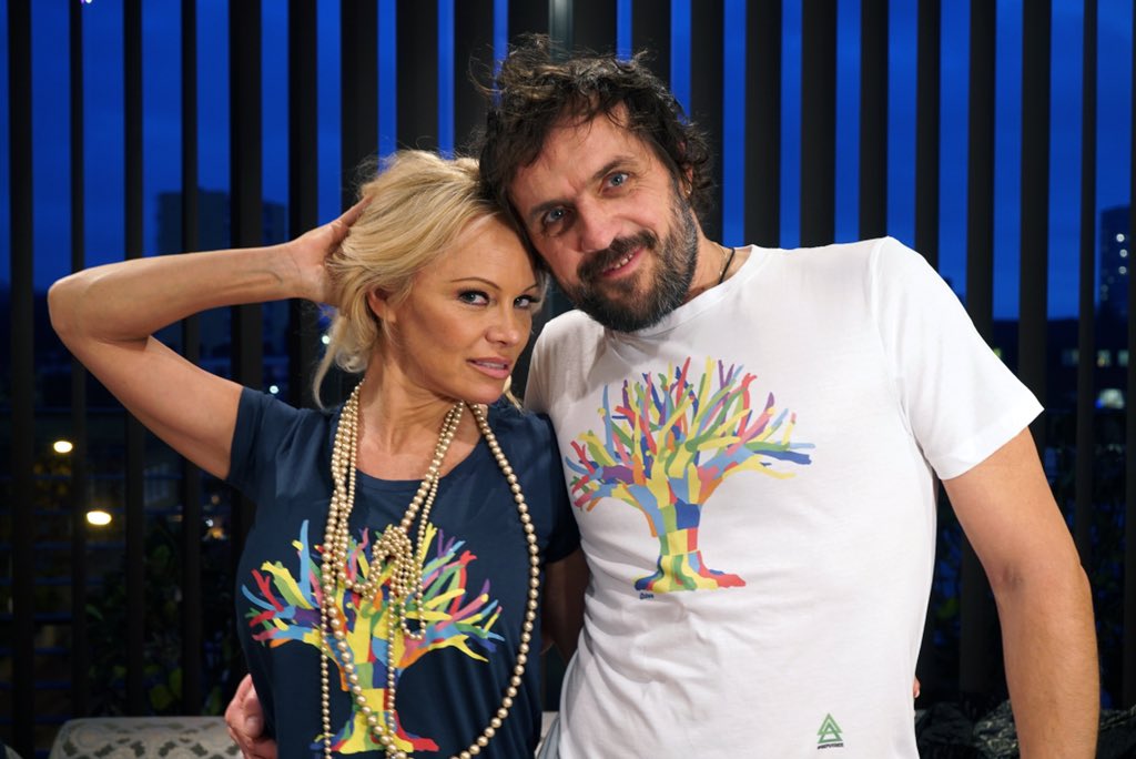 refutree's tweet image. Join us in your own exclusive Ai Weiwei .@aiww TreeTee 🌲❤&amp;amp; support the amazing work of .@MSF &amp;amp; #refugees 
#RefuTree 
m.youtube.com/watch?feature=…