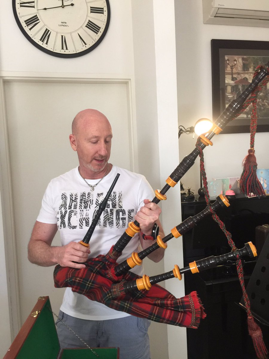 Classicfingers's tweet photo. #ClassicalFingers First lesson of the year and my student surprises me with Bagpipes! Should be an interesting 2017. https://t.co/ULdQmoabjM