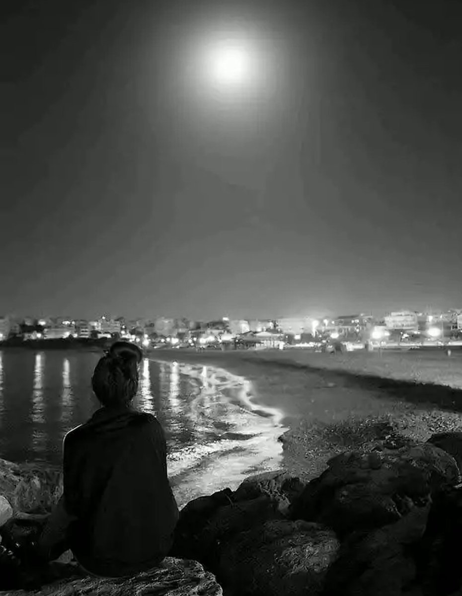 Işıklar Sönmüşse Ve Karanlıksa Aldırma Ay Işığını Seyret Sabret Sabret Ki Herşey Hissettiğin Kadar Derin Ve Sonsuz Olsun...