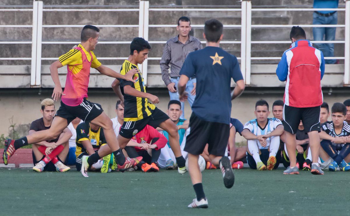 DvoTachira's tweet photo. #Captación2017 📸 Jóvenes de todo el estado se han hecho presentes en la UCAT para buscar integrar las categorías menores del club ⚽️ https://t.co/wBIR7IK2Xo